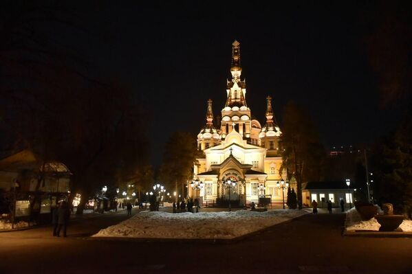 18 и 19 января казахстанцы приходили в храмы на праздничные богослужения и за святой водой. - Sputnik Казахстан
