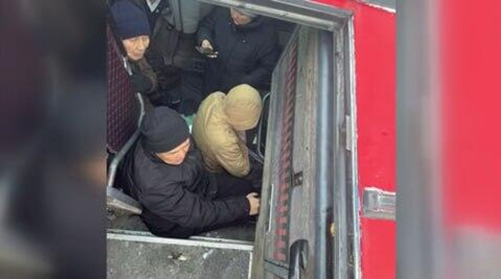 Шторм опрокинул автобус в Карагандинской области. Скан видео управления полиции Карагандинской области - Sputnik Казахстан, 1920, 21.01.2025