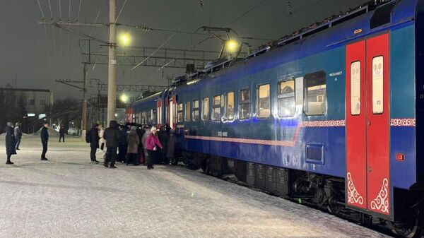 500 человек, застрявших в степи в буран, вывезла поездами компания Пассажирские перевозки - Sputnik Қазақстан