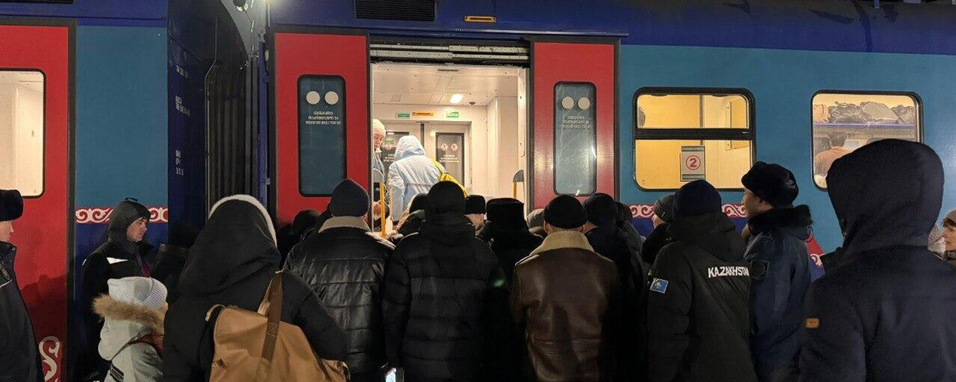 500 человек, застрявших в степи в буран, вывезла поездами компания Пассажирские перевозки - Sputnik Казахстан, 1920, 21.01.2025