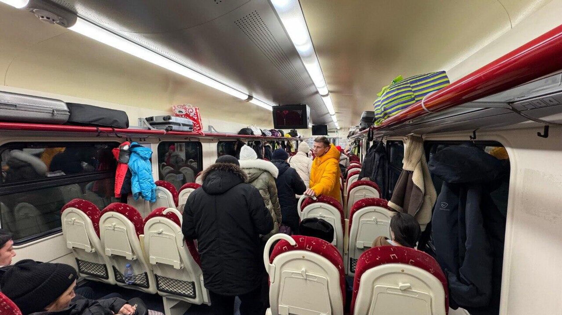 500 человек, застрявших в степи в буран, вывезла поездами компания Пассажирские перевозки - Sputnik Казахстан, 1920, 21.01.2025