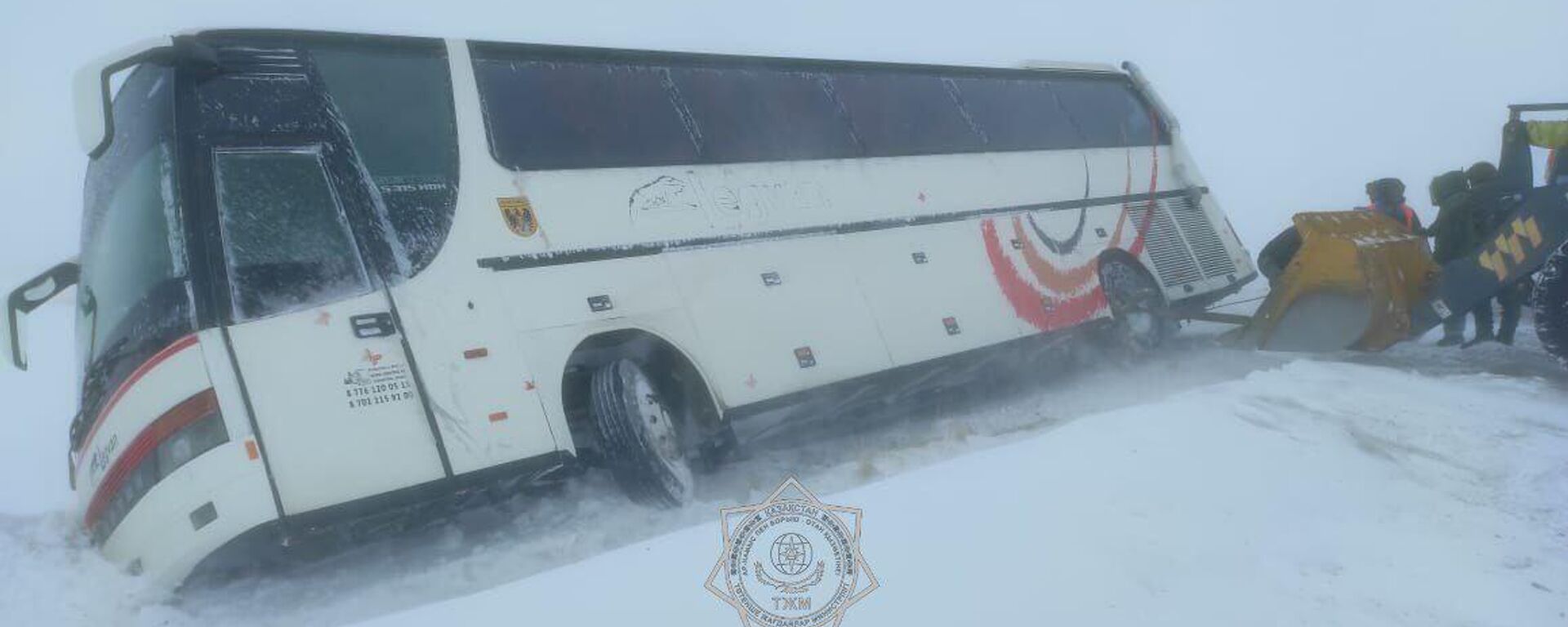 Автобус перевернулся в метель на востоке Казахстана: пассажиров спасали военные и МЧС - Sputnik Казахстан, 1920, 22.01.2025
