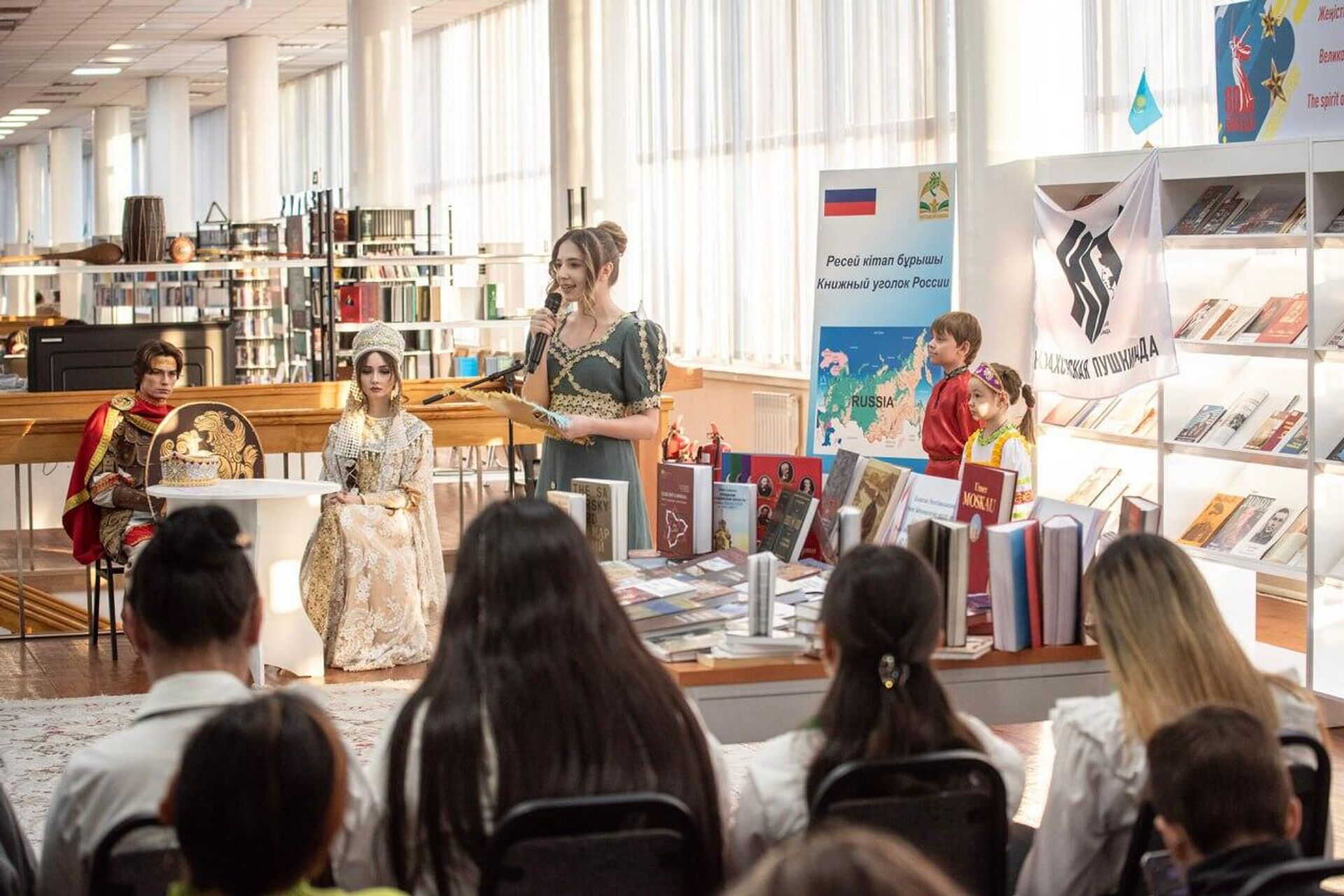 Представители Россотрудничества передали в Книжный уголок России Национальной библиотеки Казахстана коллекцию книг - Sputnik Казахстан, 1920, 24.01.2025