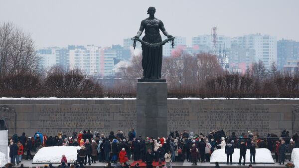 Церемония возложения венка к монументу Мать-Родина в Санкт-Петербурге - Sputnik Казахстан