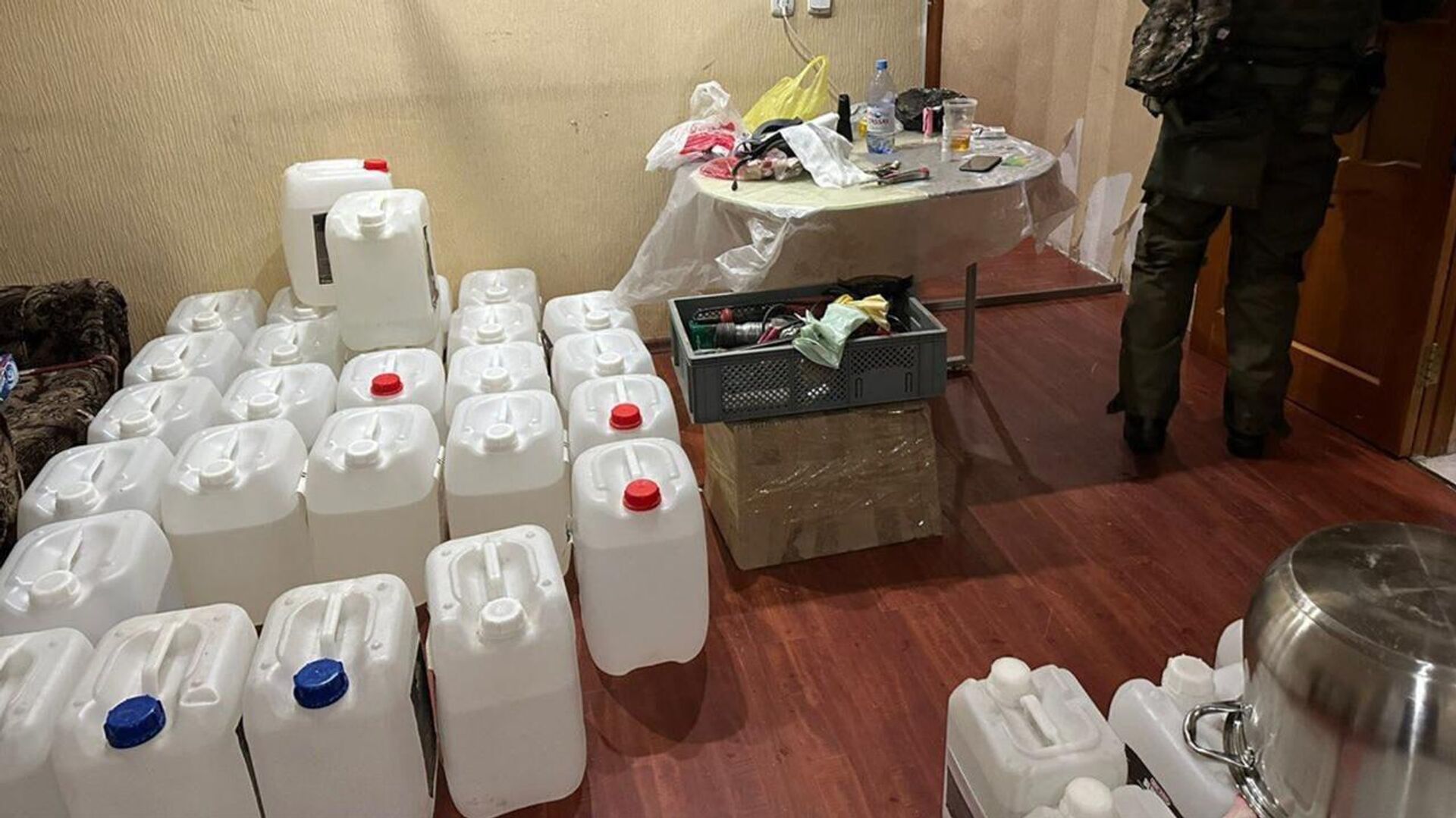 В Павлодарской области Казахстана сотрудники Комитета национальной безопасности задержали с поличным изготовителей психотропных веществ - Sputnik Казахстан, 1920, 27.01.2025