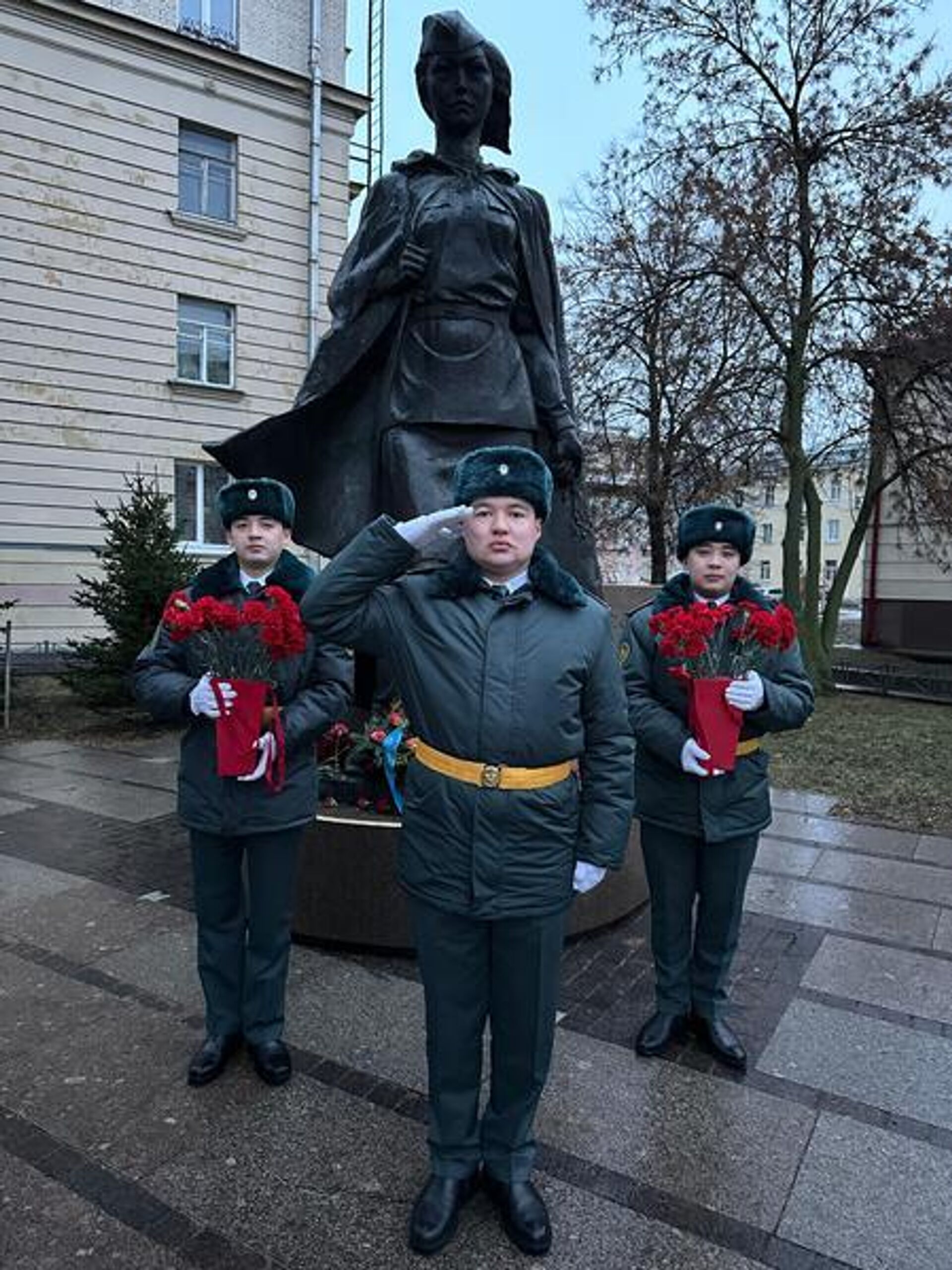 В Актюбинске Рота почетного караула Военного института Сил воздушной обороны возложила цветы к памятнику Алии Молдагуловой.  - Sputnik Казахстан, 1920, 28.01.2025