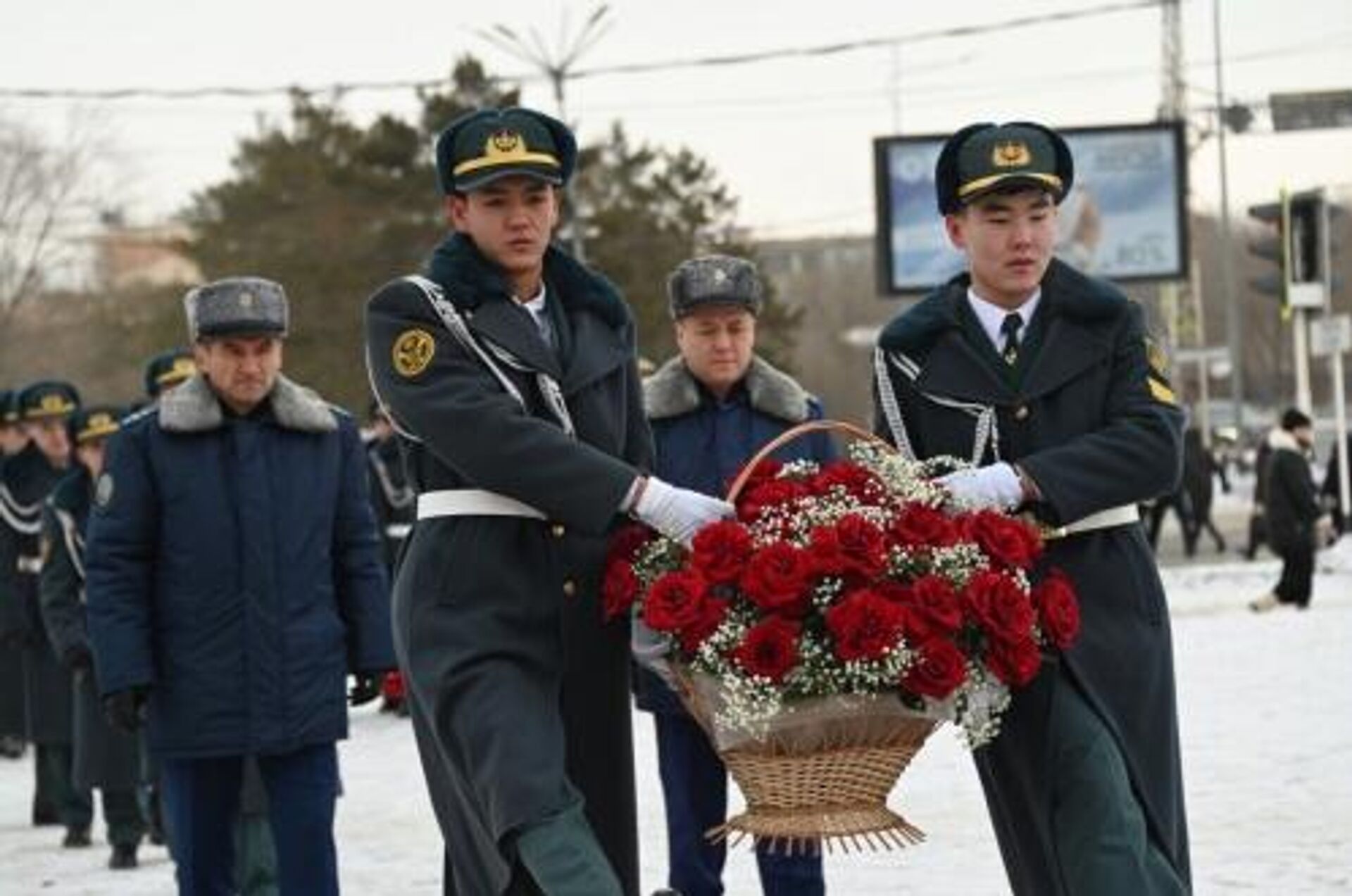 В Актюбинске Рота почетного караула Военного института Сил воздушной обороны возложила цветы к памятнику Алии Молдагуловой.  - Sputnik Казахстан, 1920, 28.01.2025