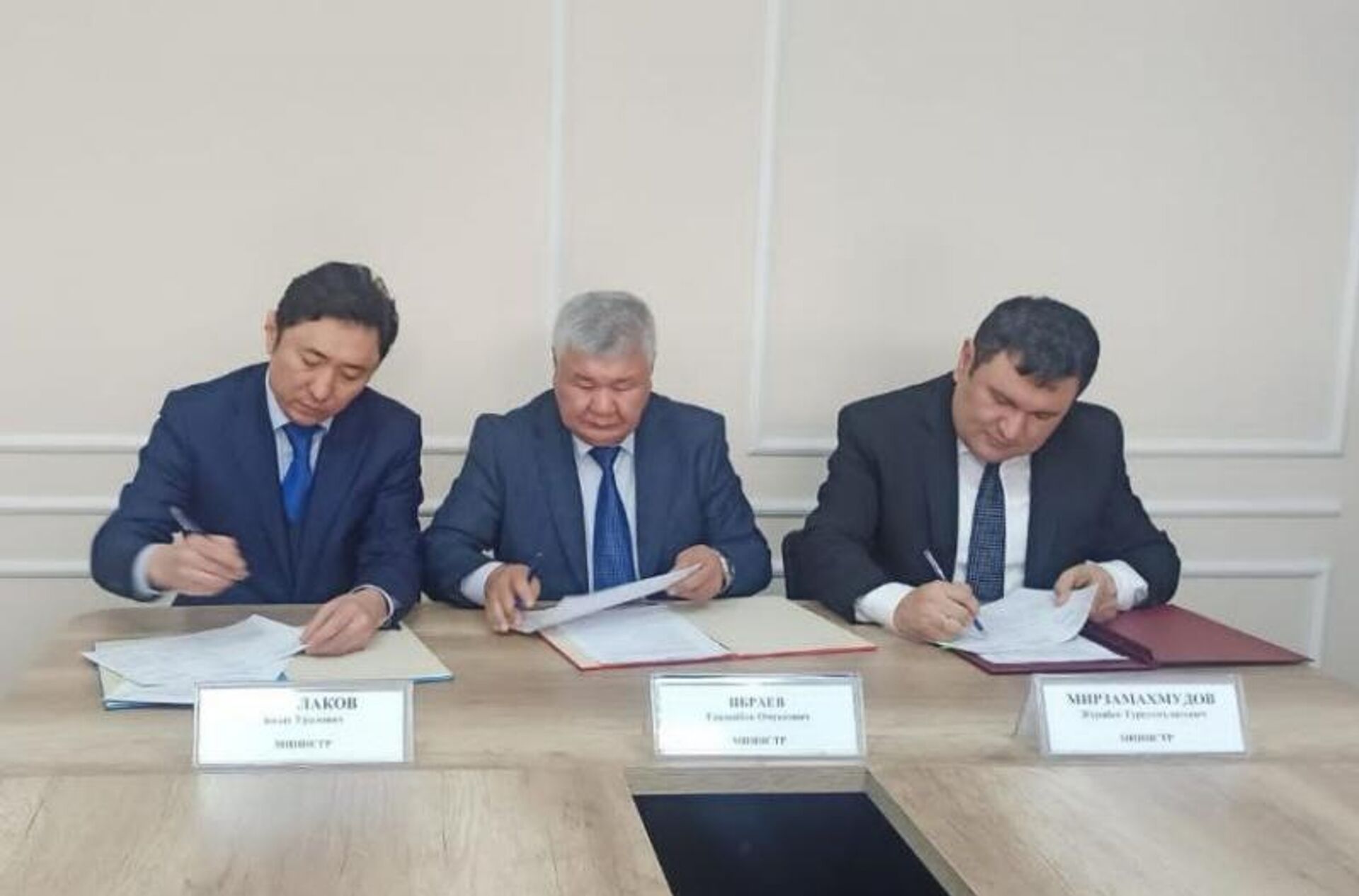 6 января 2023 года в г.Бишкек Министр энергетики Республики Казахстан Болат Акчулаков, Министр энергетики Кыргызской Республики Таалайбек Ибраев и Министр энергетики Республики Узбекистан Журабек Мирзамахмудов подписали Дорожную карту по реализации проекта Строительство Камбаратинской ГЭС-1 - Sputnik Казахстан, 1920, 28.01.2025