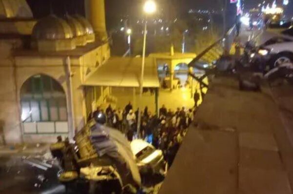 Грузовик и легковой автомобиль упали с моста в Турции  - Sputnik Казахстан