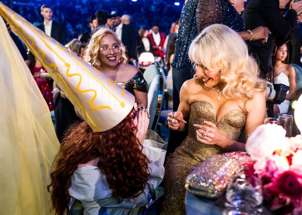 Сабрина Карпентер получила награду за пластинку "Short n’ Sweet".На фото: певицы Чаппелл Рон и Сабрина Карпентер на церемонии вручения премии "Грэмми-2025" в Лос-Анджелесе. - Sputnik Казахстан