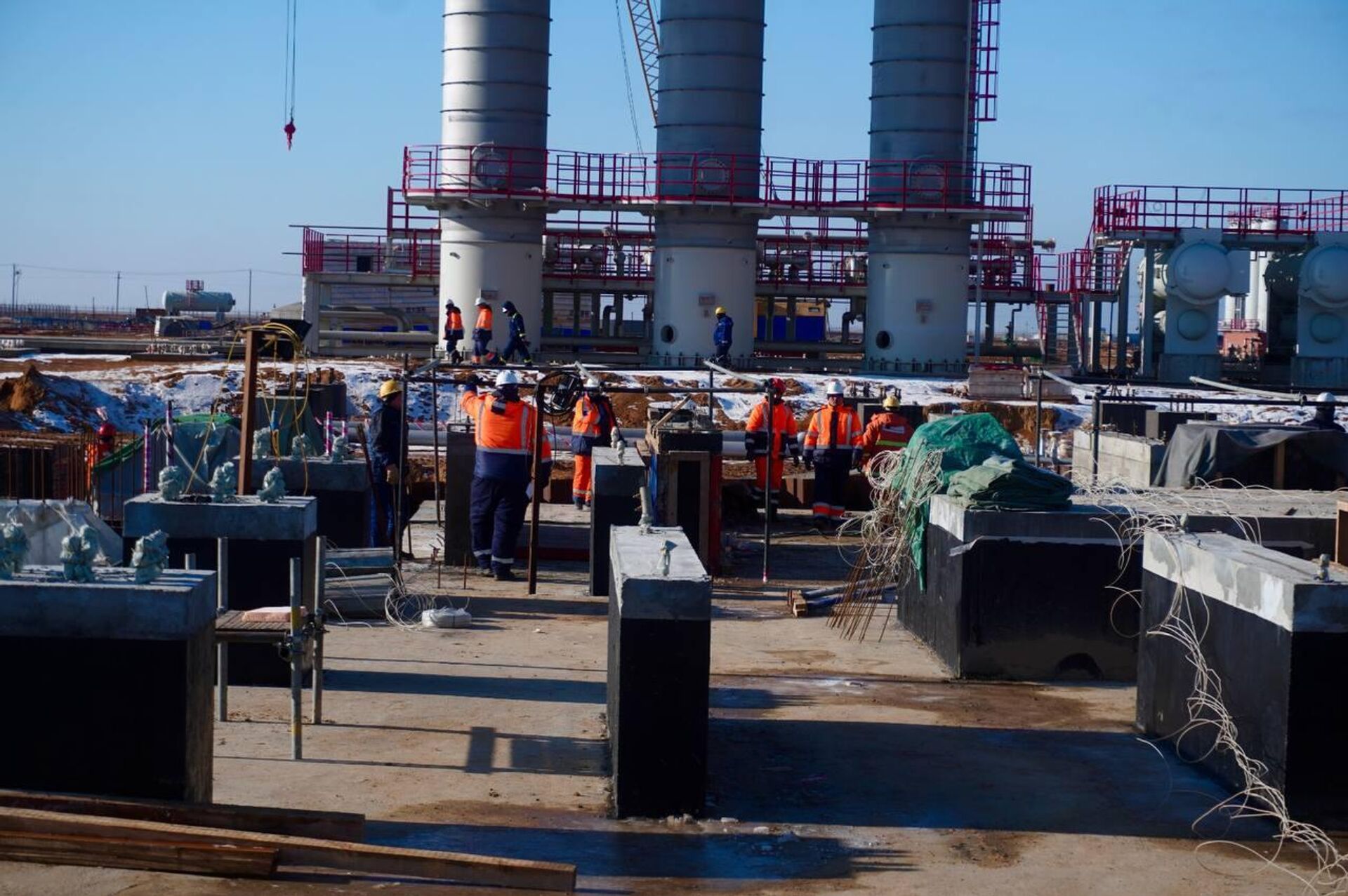 Первый заместитель главы национальной компании QazaqGaz Мейрбек Ихсанов выехал в Атырау, чтобы проинспектировать строительства газоперерабатывающего завода (ГПЗ) мощностью в 1 млрд кубометров на Кашагане.  - Sputnik Казахстан, 1920, 05.02.2025