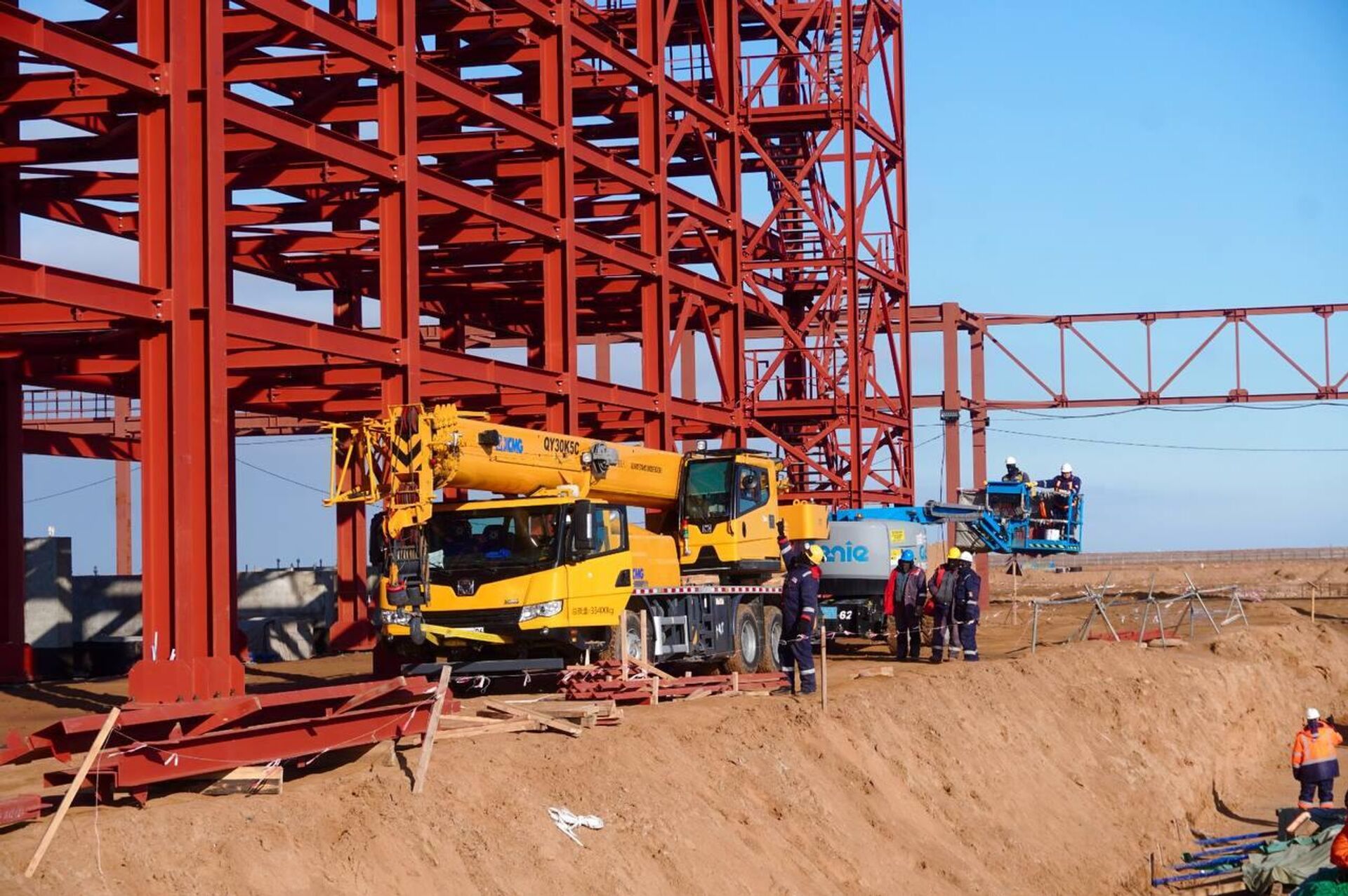 Первый заместитель главы национальной компании QazaqGaz Мейрбек Ихсанов выехал в Атырау, чтобы проинспектировать строительства газоперерабатывающего завода (ГПЗ) мощностью в 1 млрд кубометров на Кашагане.  - Sputnik Казахстан, 1920, 05.02.2025