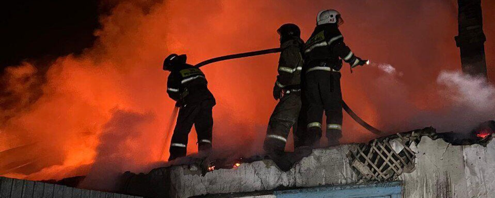 Пожар в жилом доме, архивное фото Пожар в жилом доме, архивное фото - Sputnik Казахстан, 1920, 15.01.2026