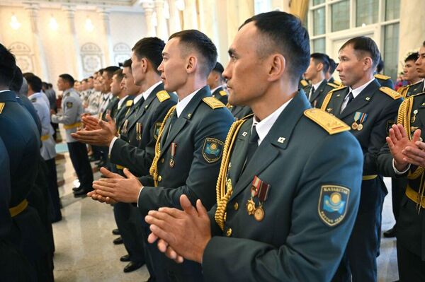 Токаев  вручил награды сотрудникам силовых структур Казахстана - Sputnik Казахстан