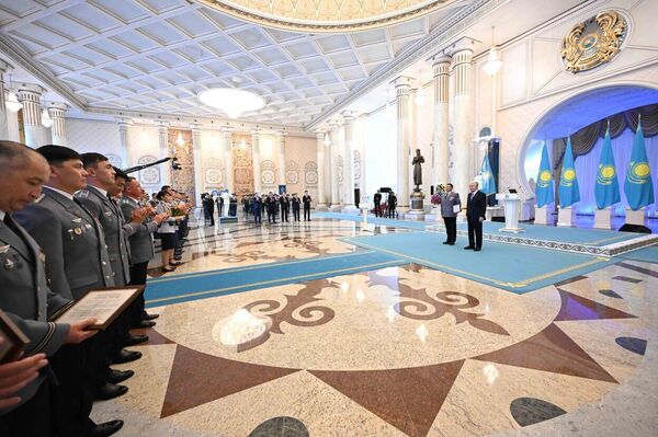 Токаев  вручил награды сотрудникам силовых структур Казахстана - Sputnik Казахстан