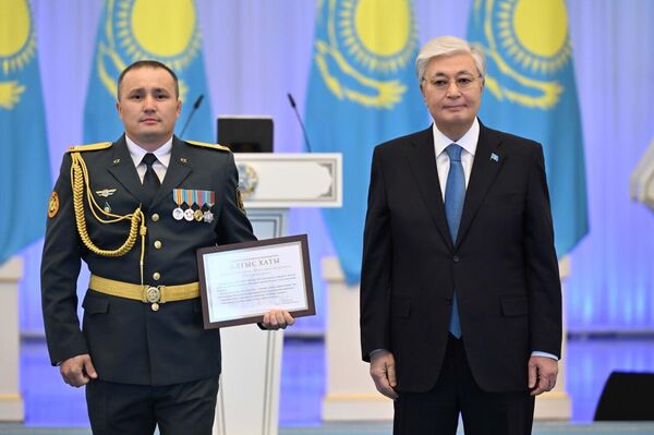 Токаев  вручил награды сотрудникам силовых структур Казахстана - Sputnik Казахстан
