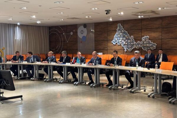 Делегация акимата Западно-Казахстанской области встретилась с первым заместителем председателя межведомственной комиссии по пропуску весеннего паводка Оренбургской области Делегация акимата Западно-Казахстанской области встретилась с первым заместителем председателя межведомственной комиссии по пропуску весеннего паводка Оренбургской области - Sputnik Казахстан