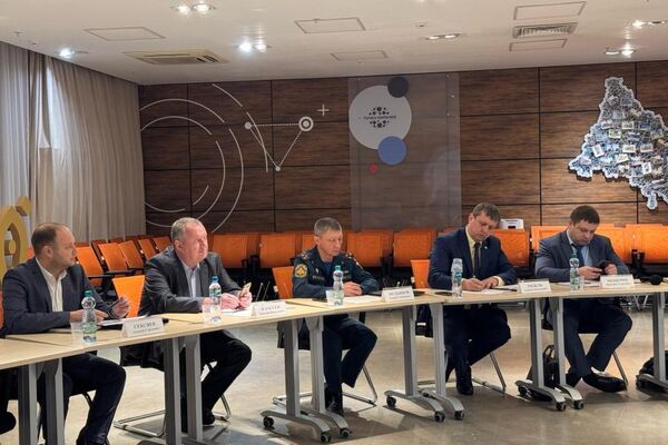 Делегация акимата Западно-Казахстанской области встретилась с первым заместителем председателя межведомственной комиссии по пропуску весеннего паводка Оренбургской области Делегация акимата Западно-Казахстанской области встретилась с первым заместителем председателя межведомственной комиссии по пропуску весеннего паводка Оренбургской области - Sputnik Казахстан