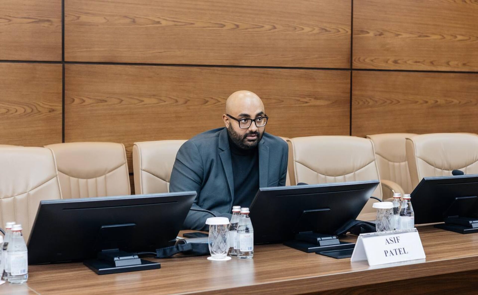 Председатель правления компании КазМунайГаз Асхат Хасенов встретился с почетным консулом Казахстана в Замбии Асифом Пателем - Sputnik Казахстан, 1920, 18.02.2025