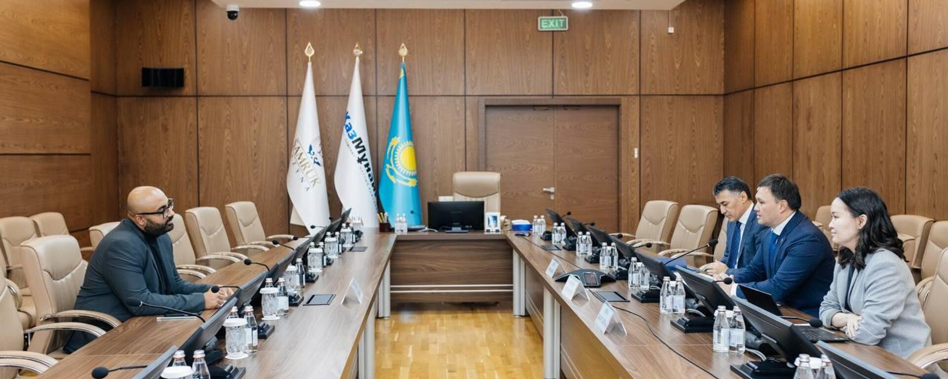 Председатель правления компании КазМунайГаз Асхат Хасенов встретился с почетным консулом Казахстана в Замбии Асифом Пателем - Sputnik Казахстан, 1920, 18.02.2025