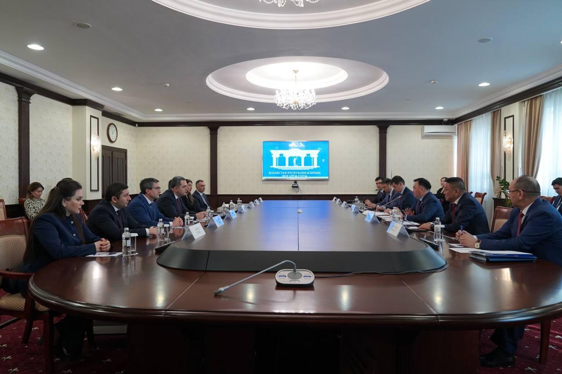 В Верховном Суде Казахстана побывали судьи Азербайджана - Sputnik Казахстан, 1920, 19.02.2025