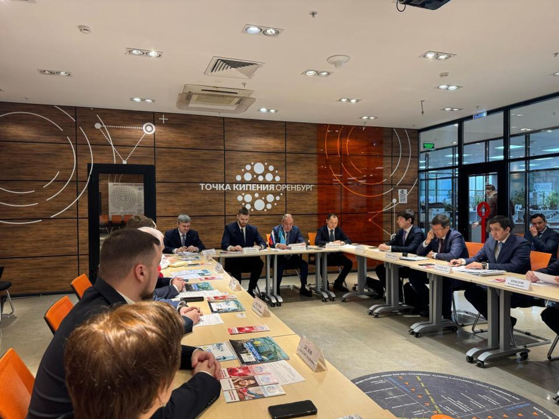 Делегация Западно-Казахстанской области встретилась с вице-губернатором Оренбургской области Петуховым Делегация Западно-Казахстанской области встретилась с вице-губернатором Оренбургской области Петуховым - Sputnik Казахстан, 1920, 19.02.2025