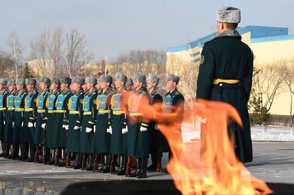 Посол России в Казахстане Бородавкин возложил цветы к Монументу защитникам Отечества Посол России в Казахстане Бородавкин возложил цветы к Монументу защитникам Отечества - Sputnik Казахстан