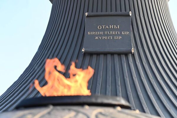 Посол России в Казахстане Бородавкин возложил цветы к Монументу защитникам Отечества Посол России в Казахстане Бородавкин возложил цветы к Монументу защитникам Отечества - Sputnik Казахстан