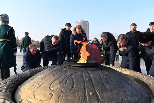 Посол России в Казахстане Бородавкин возложил цветы к Монументу защитникам Отечества Посол России в Казахстане Бородавкин возложил цветы к Монументу защитникам Отечества - Sputnik Казахстан