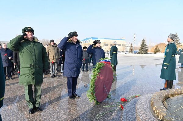 Посол России в Казахстане Бородавкин возложил цветы к Монументу защитникам Отечества Посол России в Казахстане Бородавкин возложил цветы к Монументу защитникам Отечества - Sputnik Казахстан