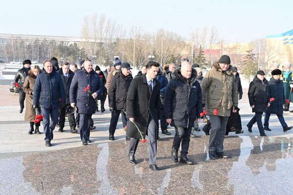 Посол России в Казахстане Бородавкин возложил цветы к Монументу защитникам Отечества Посол России в Казахстане Бородавкин возложил цветы к Монументу защитникам Отечества - Sputnik Казахстан