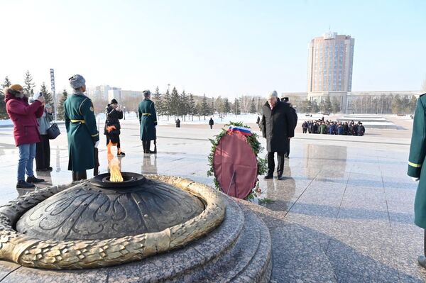 Посол России в Казахстане Бородавкин возложил цветы к Монументу защитникам Отечества Посол России в Казахстане Бородавкин возложил цветы к Монументу защитникам Отечества - Sputnik Казахстан