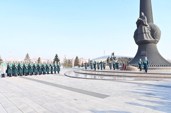 Посол России в Казахстане Бородавкин возложил цветы к Монументу защитникам Отечества Посол России в Казахстане Бородавкин возложил цветы к Монументу защитникам Отечества - Sputnik Казахстан