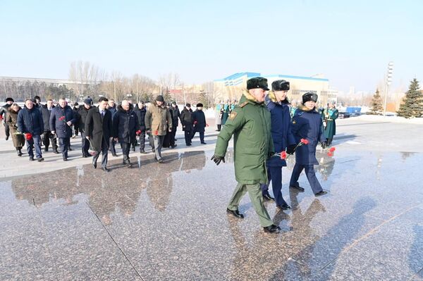 Посол России в Казахстане Бородавкин возложил цветы к Монументу защитникам Отечества Посол России в Казахстане Бородавкин возложил цветы к Монументу защитникам Отечества - Sputnik Казахстан