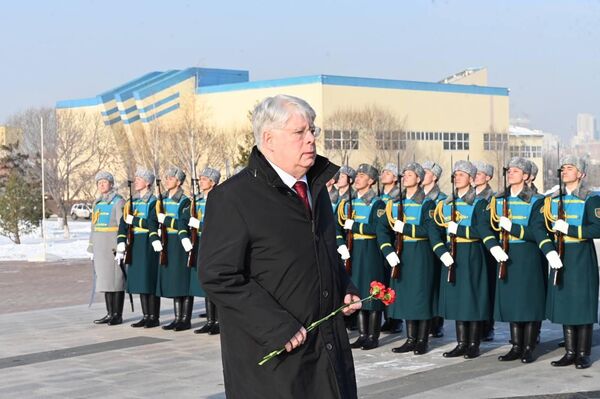 Посол России в Казахстане Бородавкин возложил цветы к Монументу защитникам Отечества Посол России в Казахстане Бородавкин возложил цветы к Монументу защитникам Отечества - Sputnik Казахстан