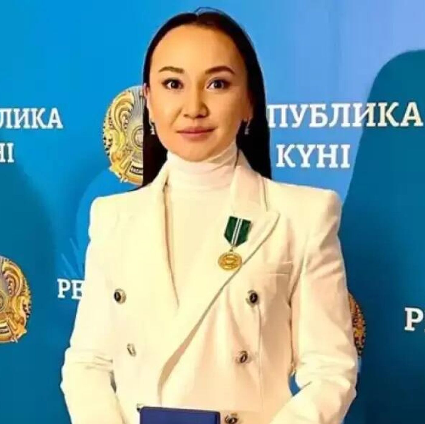 Тазалау кезінде еңкейіп жатқан халаттағы жетілген әйелдің порно фотосы Тазалау кезінде еңкейіп жатқан халаттағы жетілген әйелдің порно фотосы