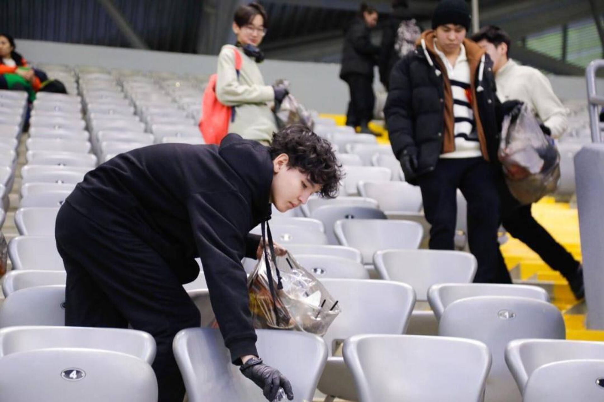 Футбольные болельщики Астаны навели порядок на стадионе  - Sputnik Казахстан, 1920, 22.02.2025