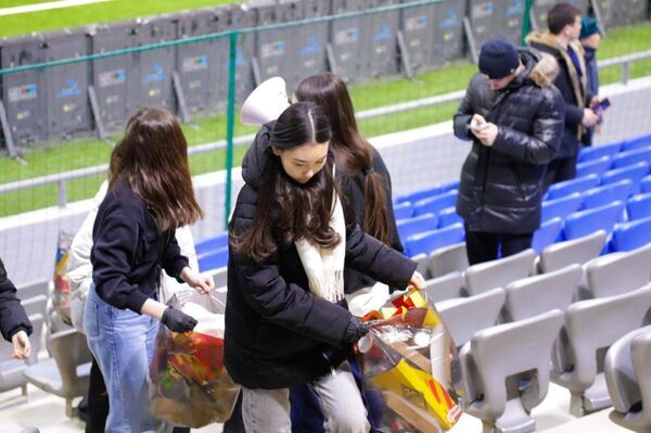 Футбольные болельщики Астаны навели порядок на стадионе  - Sputnik Казахстан