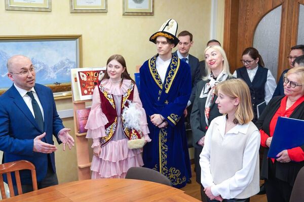 Посол Казахстана в России Даурен Абаев посетил МГЛУ  - Sputnik Казахстан