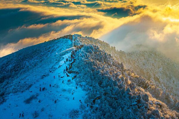 Облака окутывают покрытую снегом гору Тайцзицюань в Ханчжоу, Китай. - Sputnik Казахстан