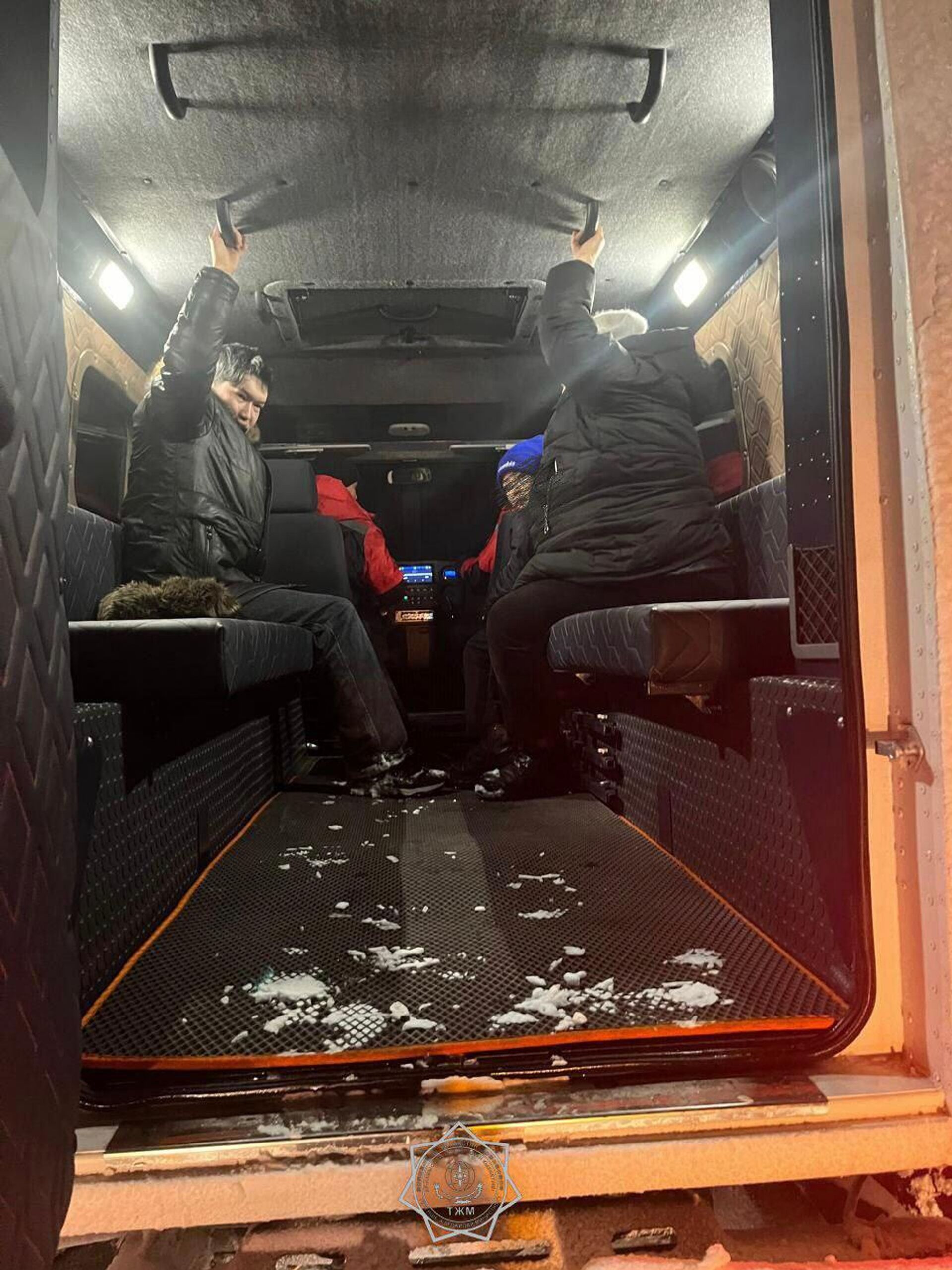 Спасатели эвакуировали людей на трассе - Sputnik Казахстан, 1920, 09.03.2025