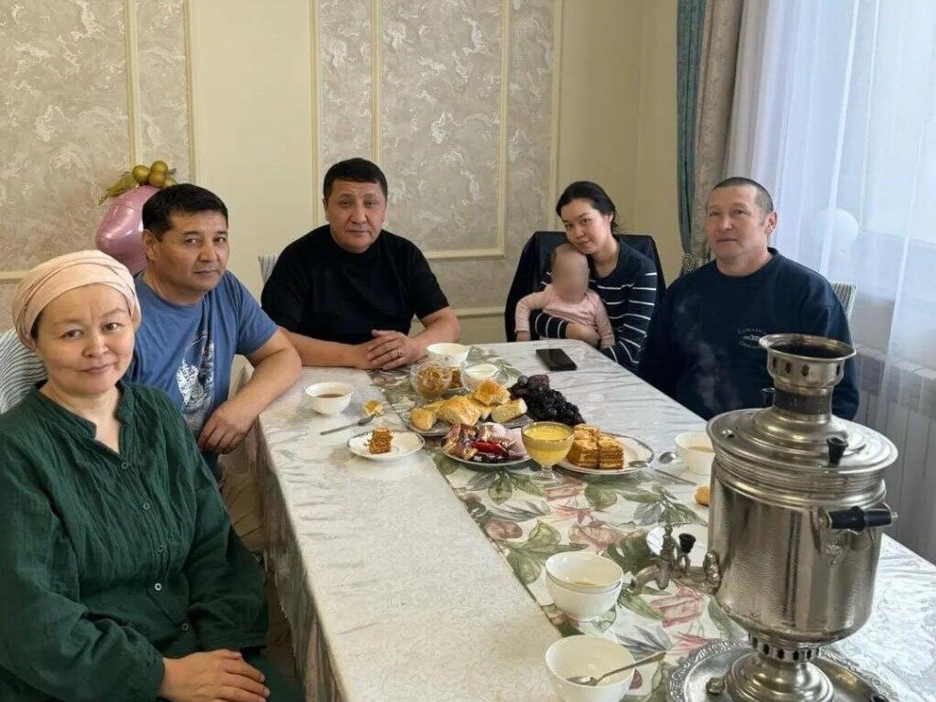 Муса Абдрайым навестил сотрудницу аэропорта Алматы - Sputnik Казахстан, 1920, 09.03.2025