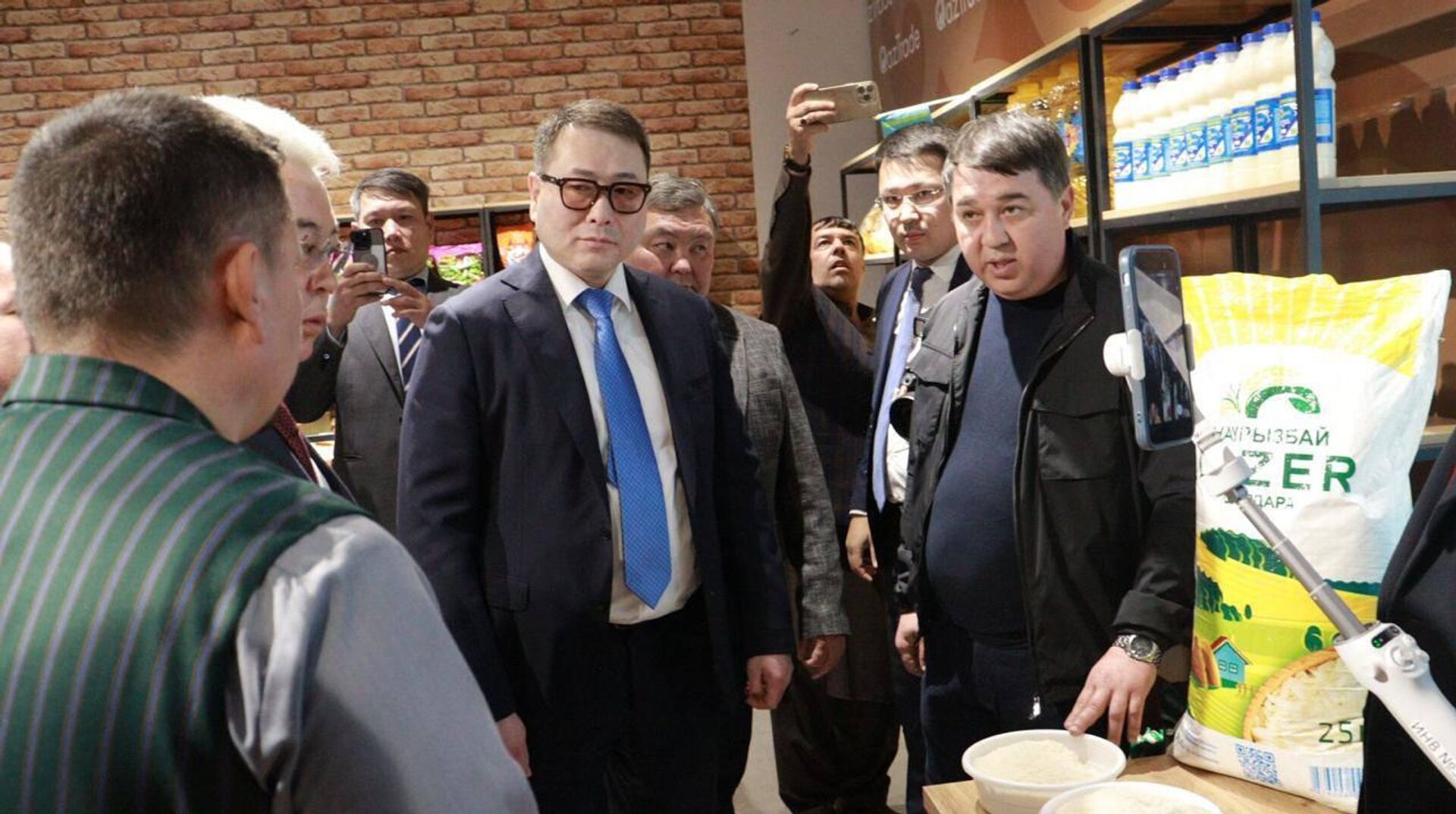 Рабочая встреча главы Минторга Казахстана Армана Шаккалиева с Министром инвестиций, промышленности и торговли Узбекистана Лазизом Кудратовым - Sputnik Казахстан, 1920, 17.03.2025