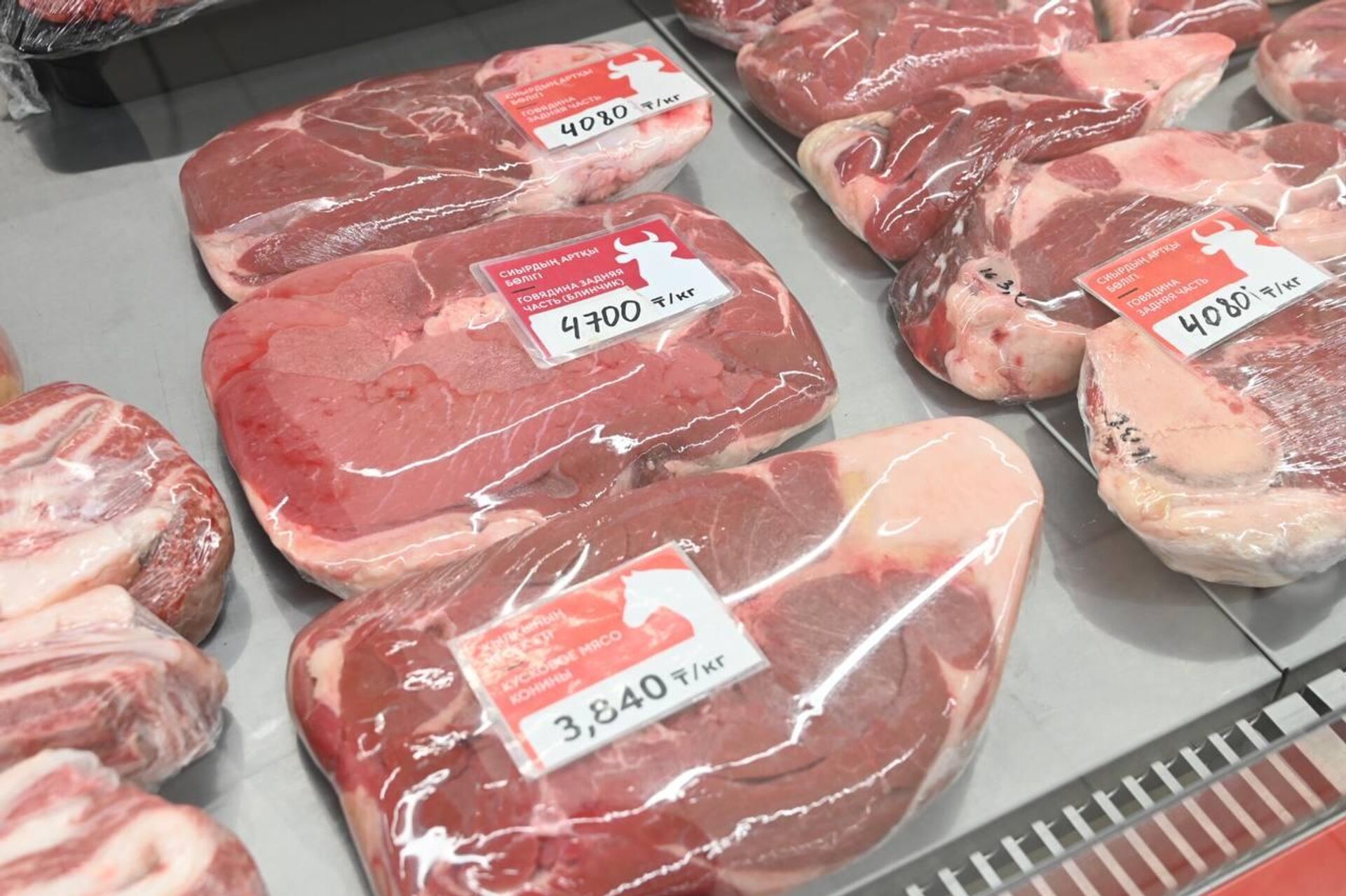 Мясо и мясные продукты на полке в супермаркете - Sputnik Казахстан, 1920, 19.03.2025