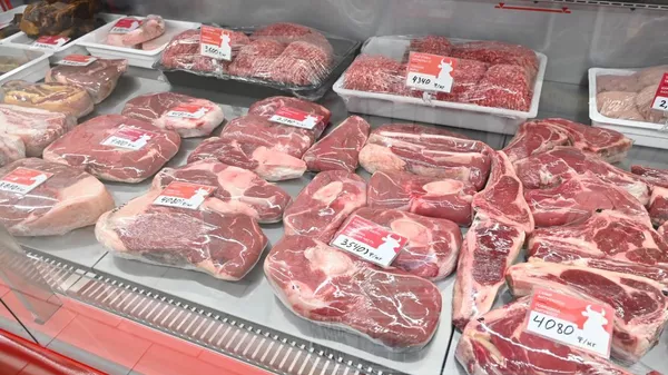 Мясо и мясные продукты на полке в супермаркете - Sputnik Қазақстан
