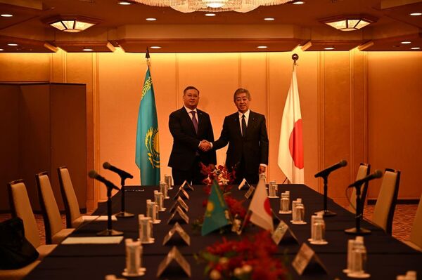 Переговоры главы МИД Казахстана Мурат Нуртлеу и главы МИД Японии Такеши Ивая - Sputnik Казахстан