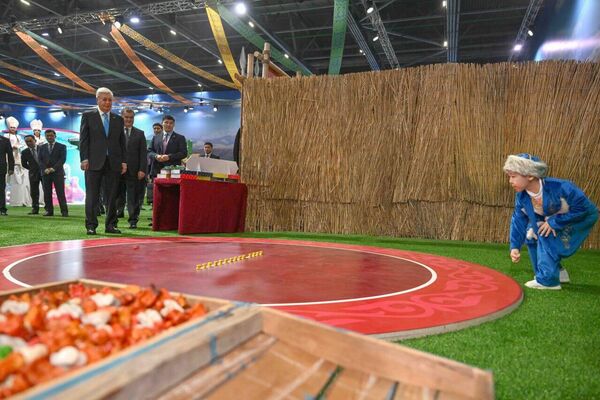 Тоқаев мерекелік жәрмеңкені аралап шықты - Sputnik Қазақстан