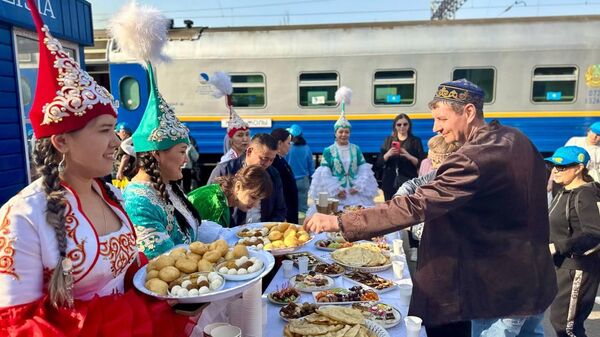 Туристы отправились в путешествие на поездах Jibek Joly и Keruen Express - Sputnik Қазақстан