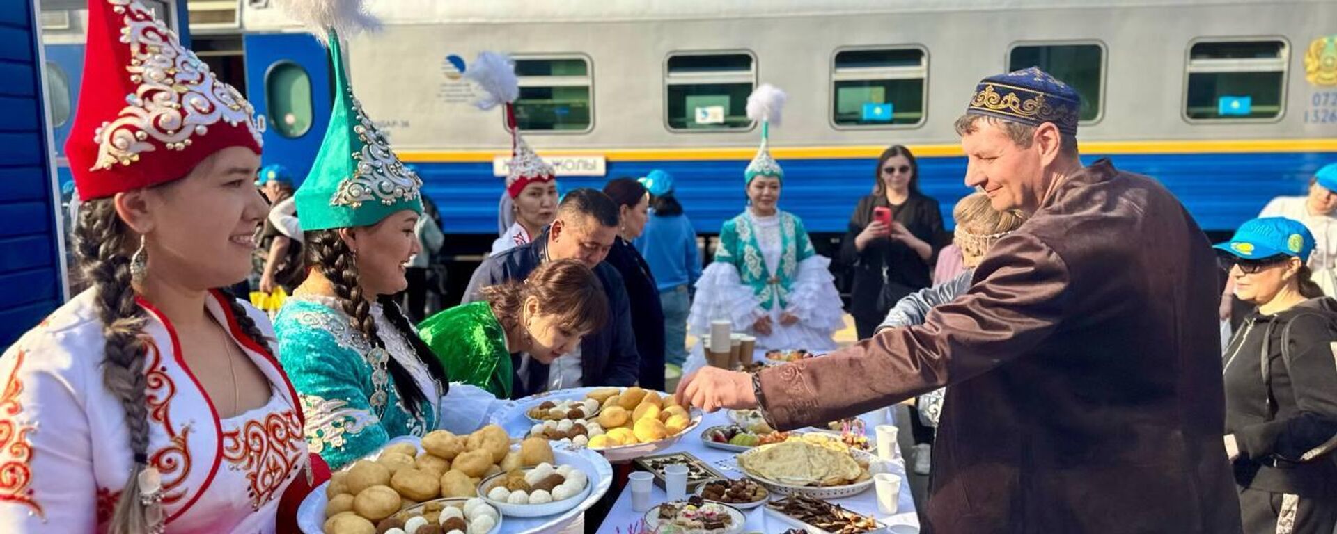 Туристы отправились в путешествие на поездах Jibek Joly и Keruen Express - Sputnik Қазақстан, 1920, 13.03.2026