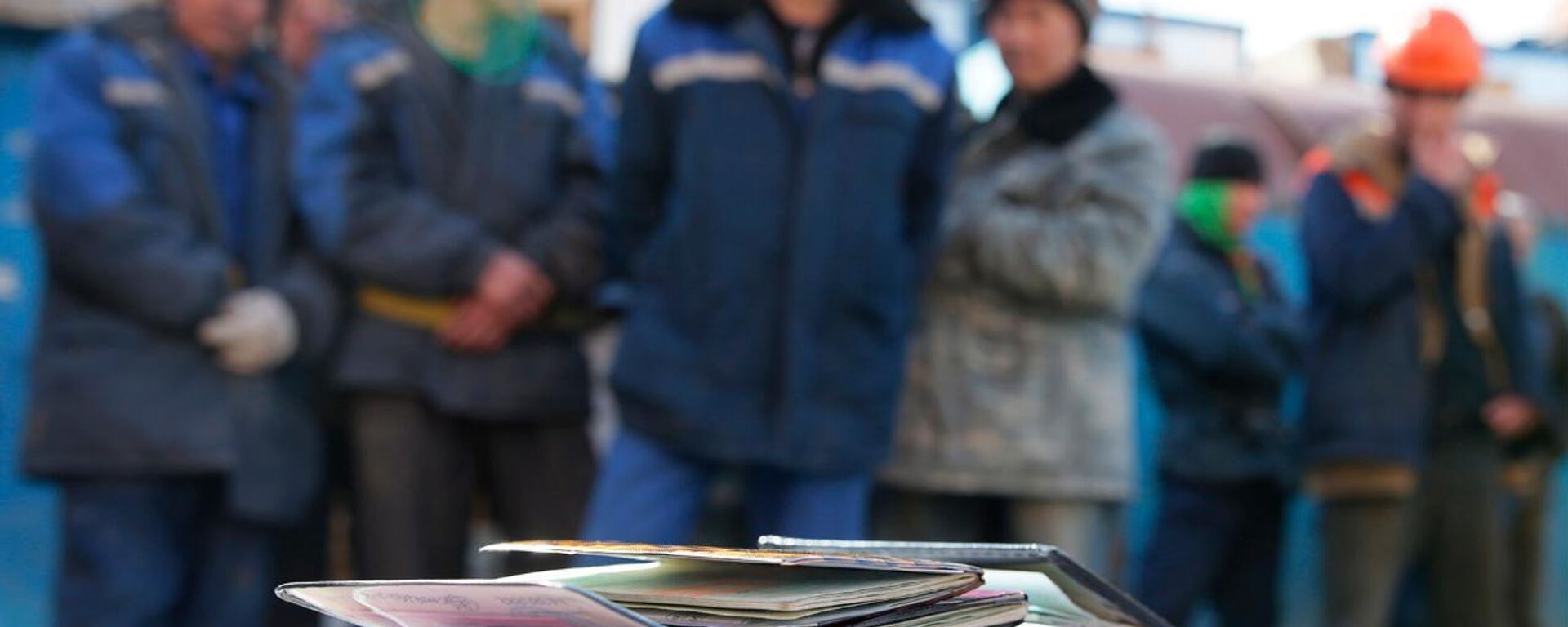 Қазақстанда жұмыс істейтін  жуық шетел азаматтары  - Sputnik Қазақстан, 1920, 29.10.2025